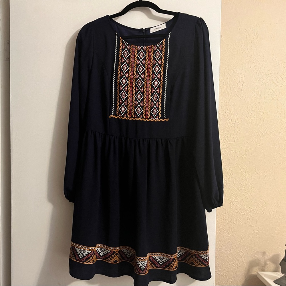Misred navy dress with design - size medium. NWOT.